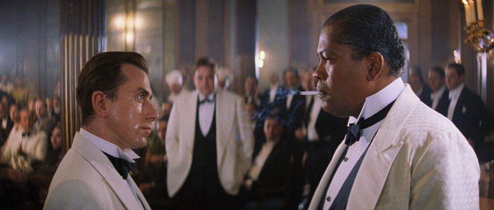 영화 '피아니스트의 전설'에서 1900(팀 로스)과 재즈 피아니스트 젤리 롤 모턴이 피아노 대결을 앞두고 긴장된 표정으로 마주 보고 서 있는 모습