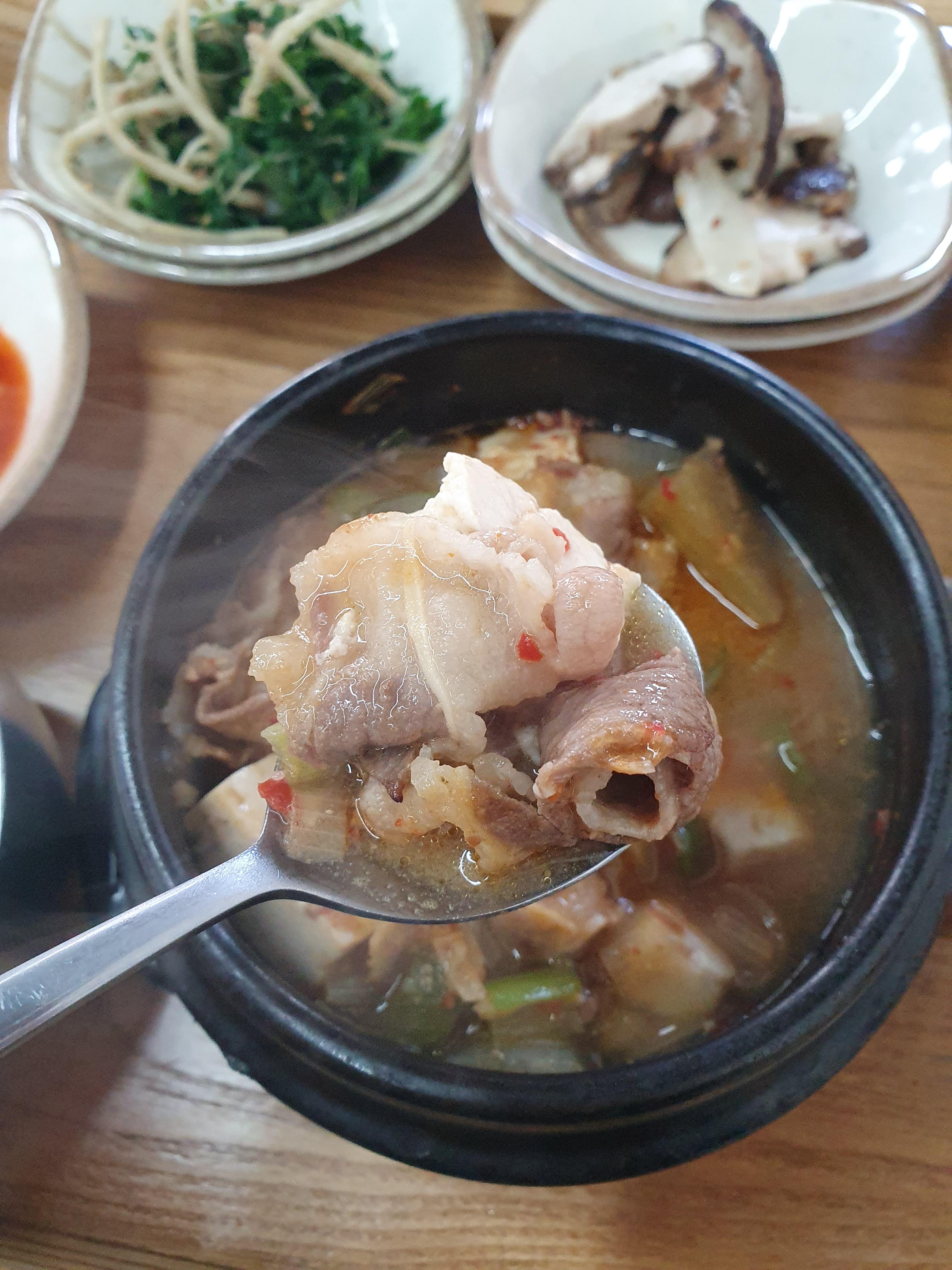 대전 백반 맛집 한끼밥상 차돌된장 차돌박이, 두부, 박이 들어간거 같은데 맛이 좋습니다.
