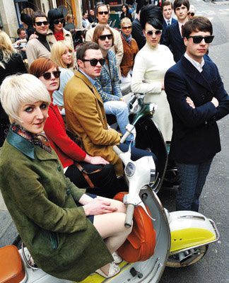 모드 룩 – 세련됨과 미래적 감각