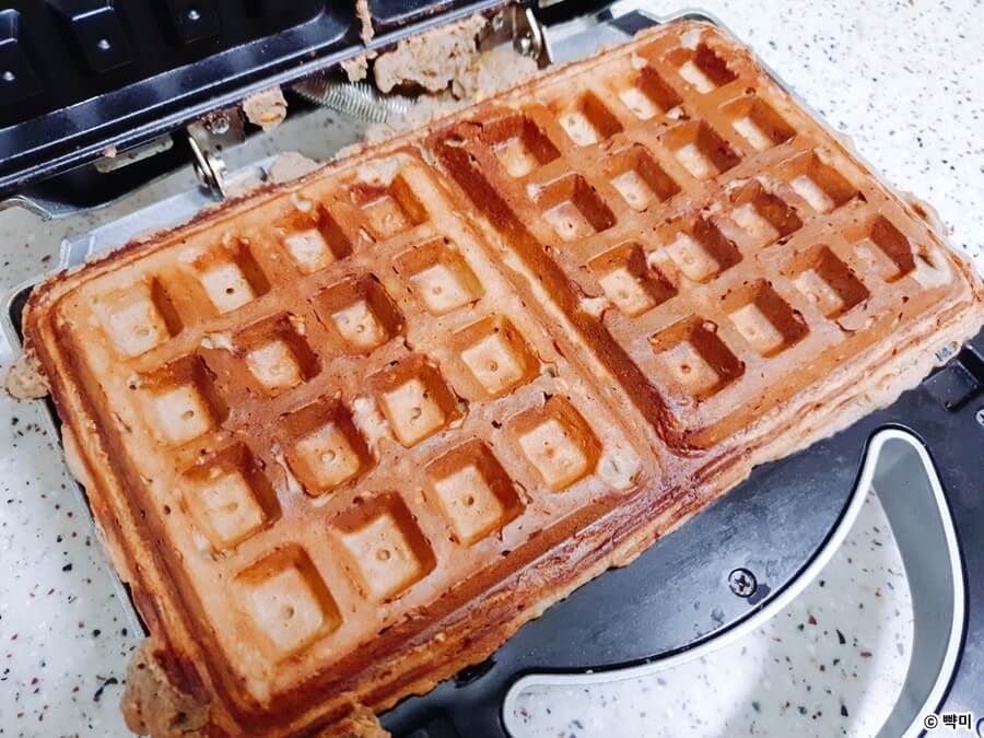 노릇하게 구워진 다이어트 프로틴 와플 고단백 와플