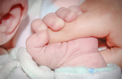 주먹을 쥐고있는 아기손