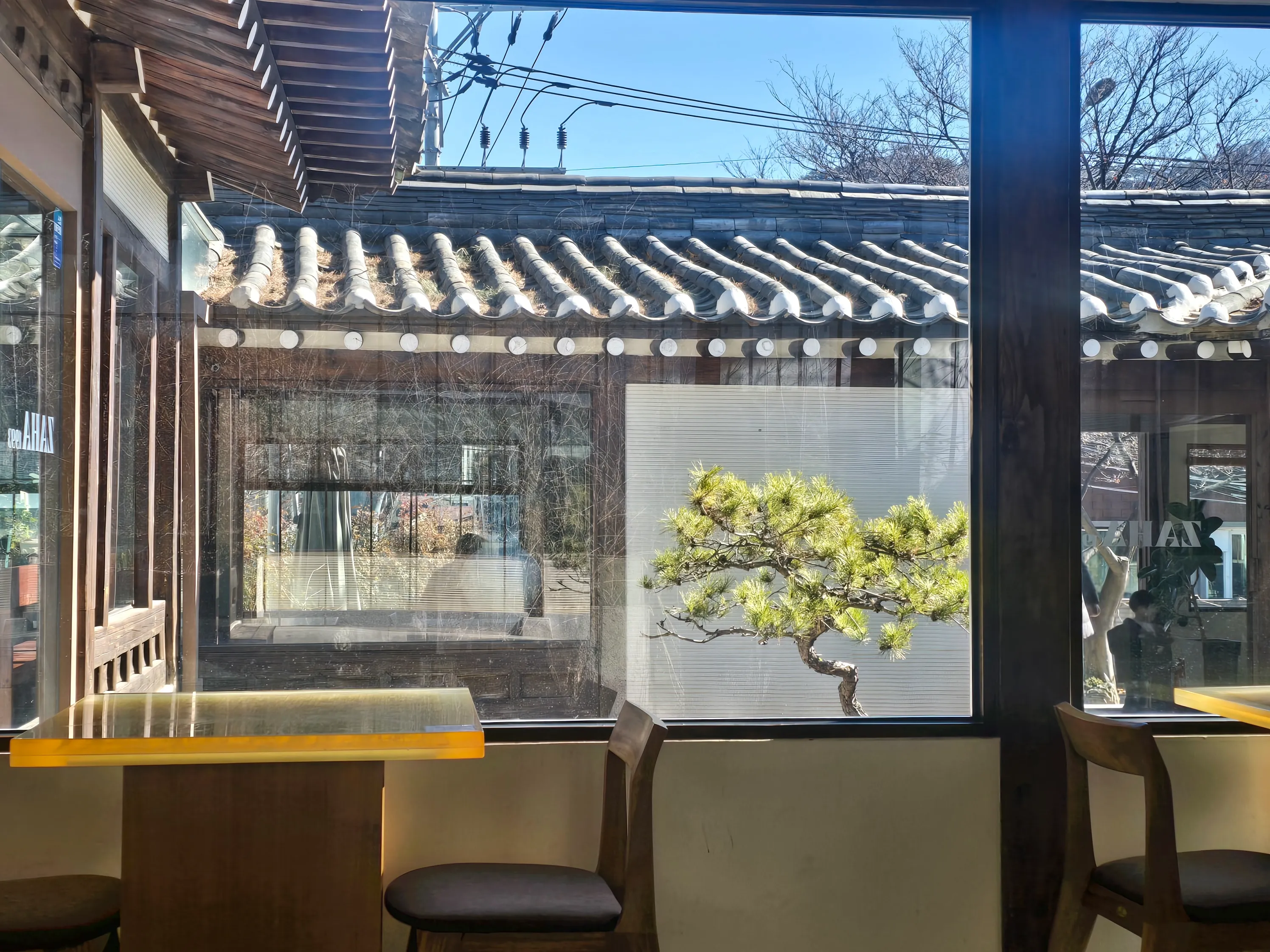 고즈넉한 한옥과 현대적인 세련됨이 공존하는 자하1993의 전체적인 분위기.