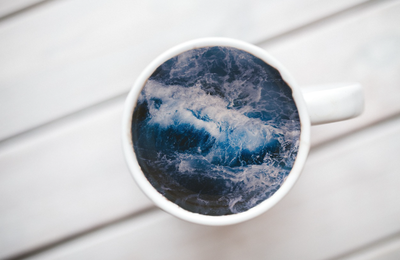 커피 향과 바다의 낭만이 공존하는 강릉 안목해변