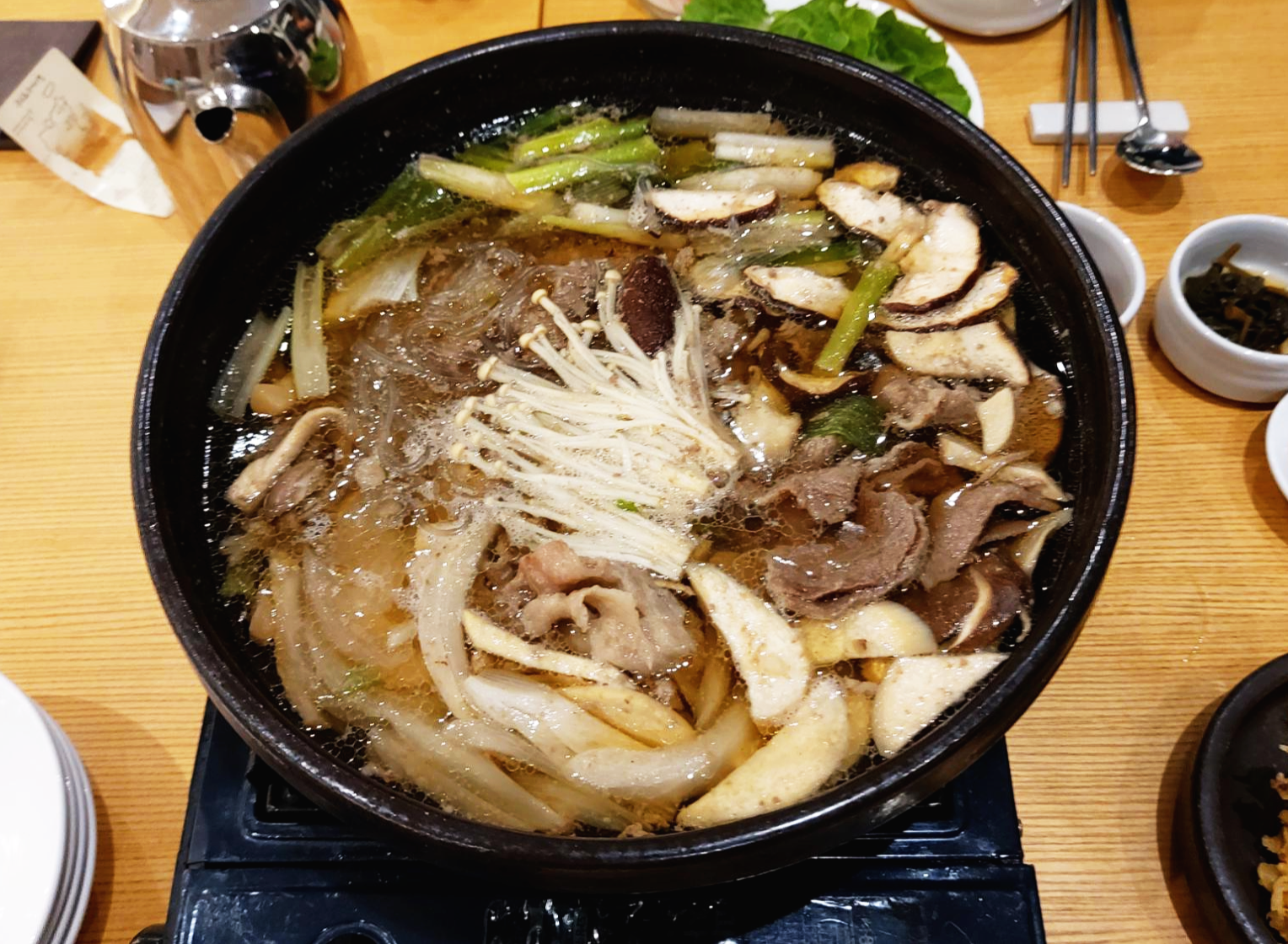청송 소노벨 수달래 소고기 모둠 버섯 전골