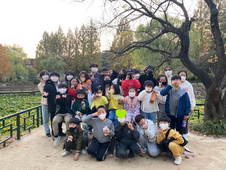 지역아동센터 아이들 단체사진입니다.