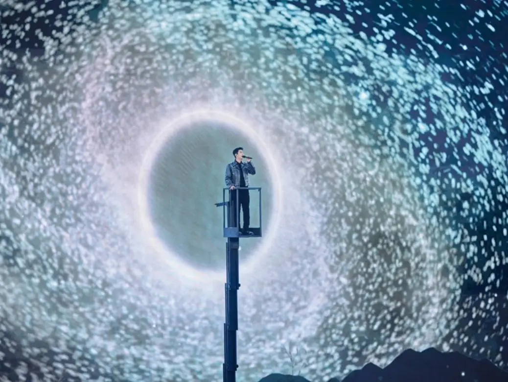 동그란 불꽃들 가운데 높은 지지대 위 노래하고 있는 임영웅