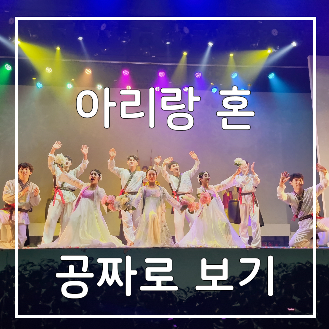 여러 하얀 무대복을 입은 사람들이 손을 흔들고 있다.