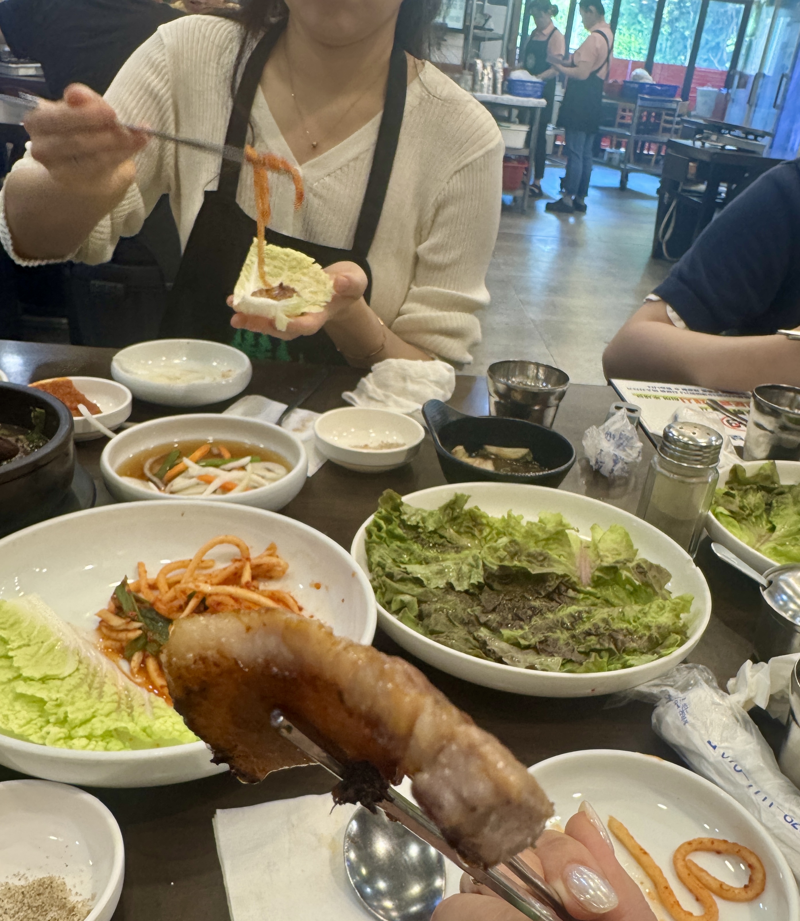 삼겹살을 쌈 없이 그대로 집어먹는 장면&amp;#44; 불판 위 고기와 함께하는 진심의 젓가락질