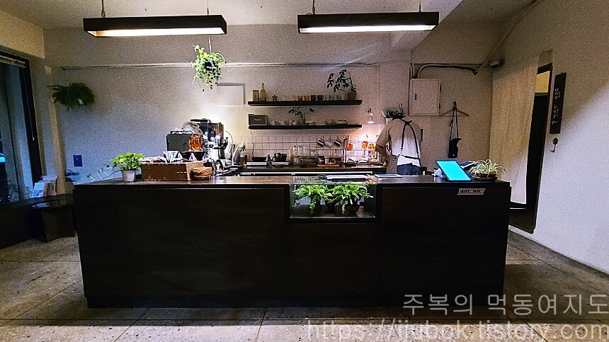 카페-코사메-카운터