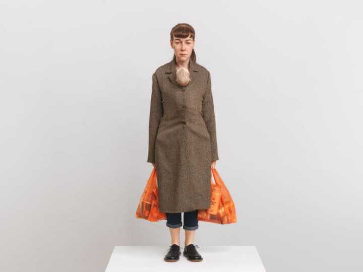 국립현대미술관 서울관(MMCA)에서 전시 중인 론 뮤익의 작품 "쇼핑하는 여인"