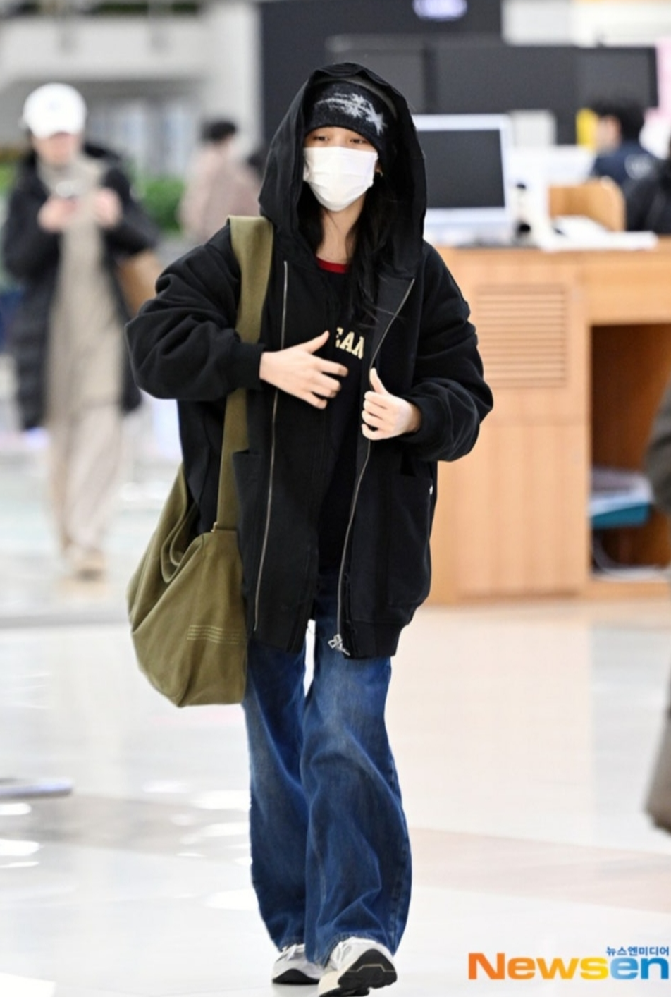 류진의 오버핏 상의에 와이드 부츠컷 진 스타일