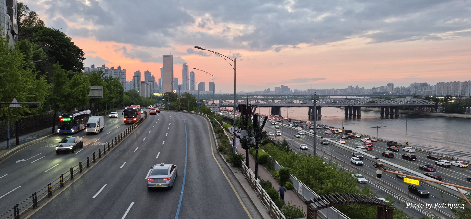 효사정 육교에서 바라본 여의도 노을 풍경과 서울 퇴근길 올림픽대로 전경