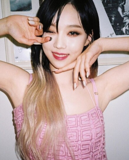 에스파-윈터가-민소매-옷을-입고-포즈를-취한-사진