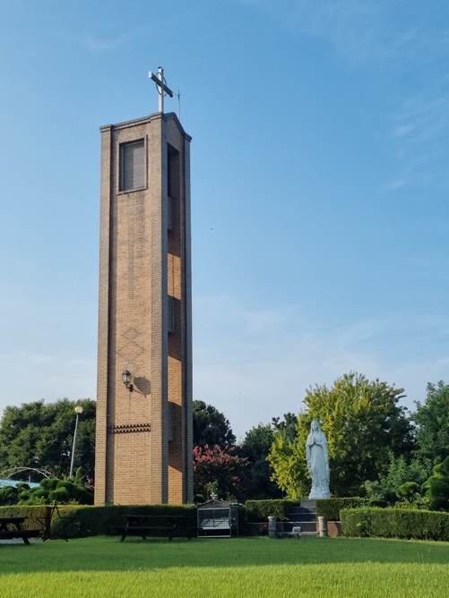 연무성당의 종탑과 성모동산에 있는 성모상입니다.