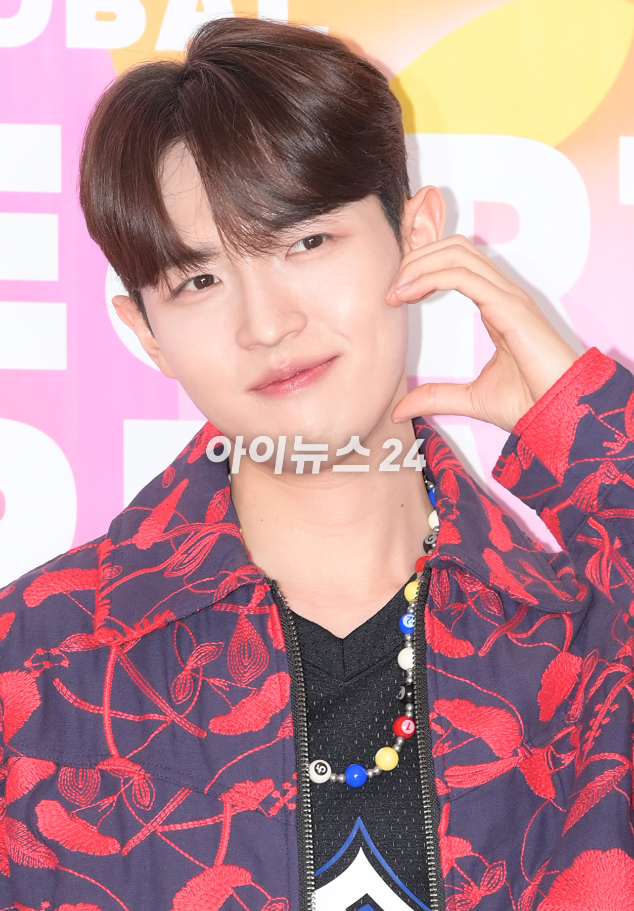 가수 김재환이 10일 오후 서울 송파구 올림픽공원 케이스포돔(KSPO DOME)에서 열린 &#39;2023 K글로벌 하트 드림 어워즈&#39; 레드카펫 행사에 참석하고 있다. [사진=정소희 기자]