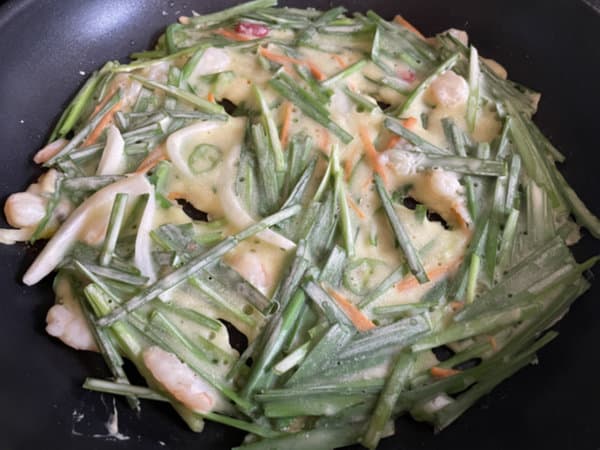 부추전 황금레시피 - 부침게 아랫면이 완전히 바삭하게 익으면 뒤집기