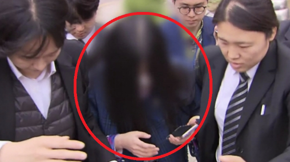 올해 1월 30일 서울시 강남구 인근에서 술에 취해 행인과 시비 붙은 뒤 출동한 경찰의 머리를 잡고 폭행한 A(31)씨. 그는 지난해 말 신규 검사 선발시험에 합격한 상태였다. [사진=YTN보도화면 캡처]