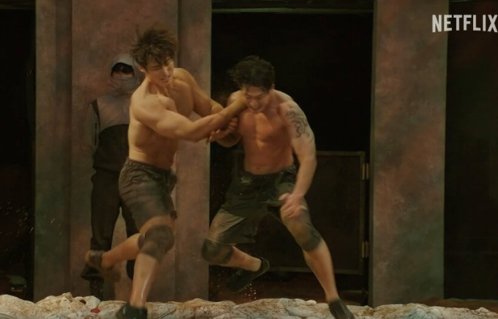 피지컬 100 남자둘이 씨름하는 장면