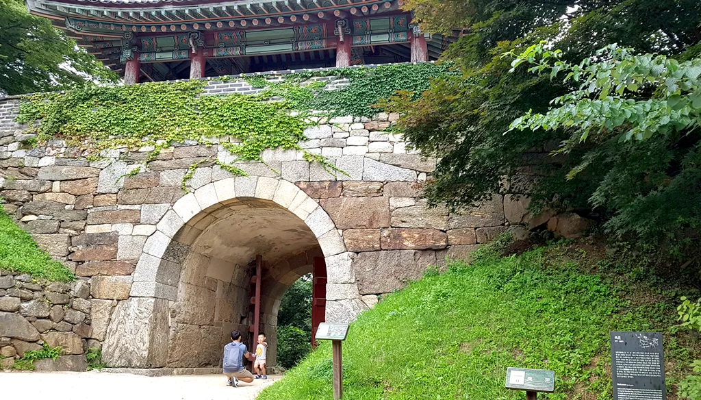 늠름한 위용을 자랑하는 남한산성 북문(전승문).