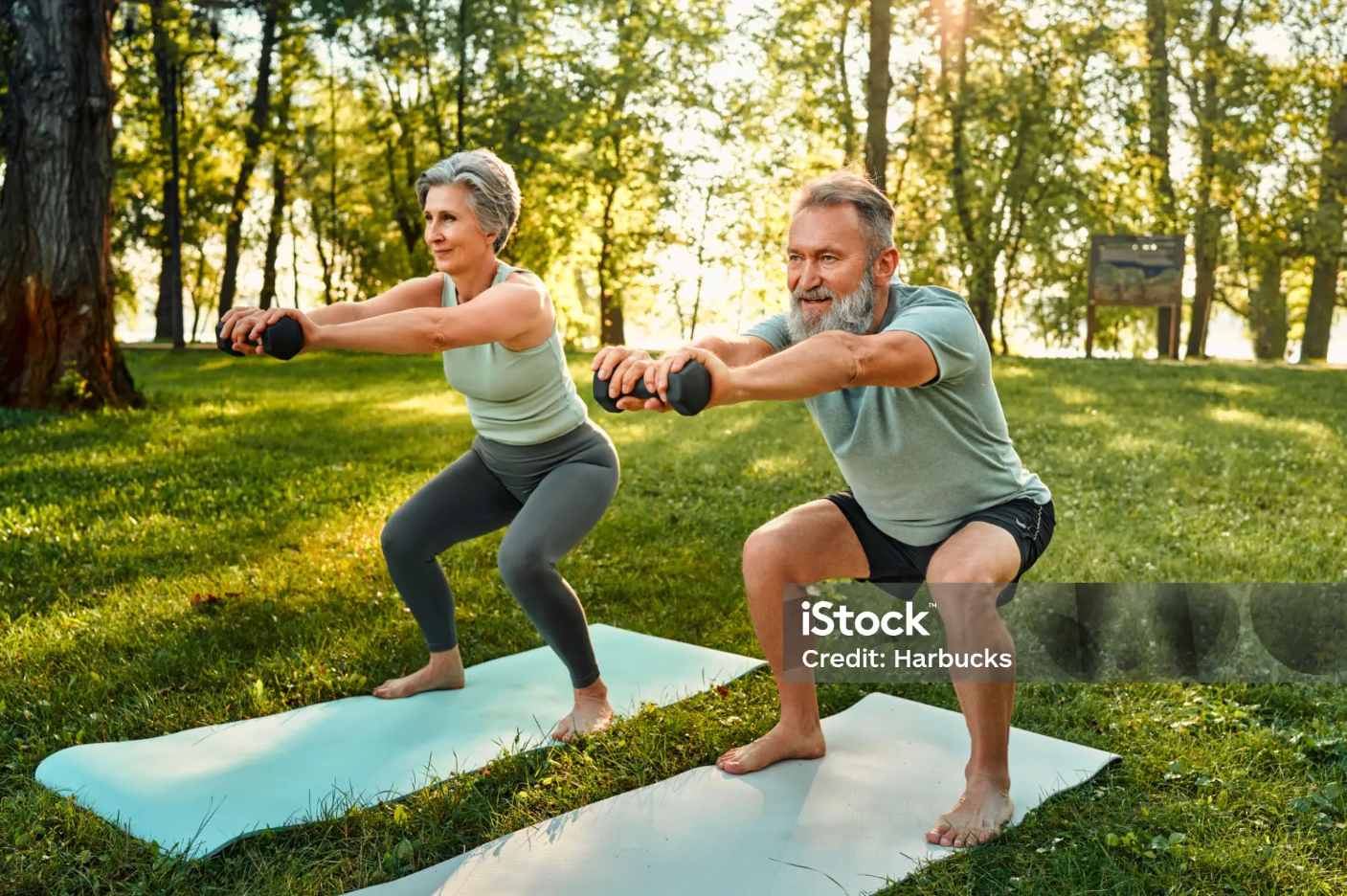 스쿼트: 하체 근육을 강화해 무릎 관절과 골밀도 유지에 도움을 줍니다.