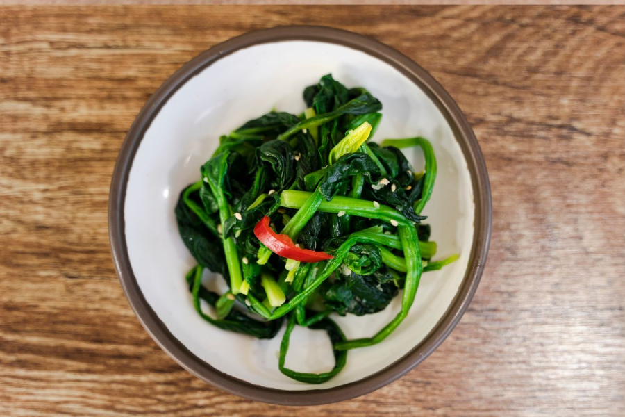 시금치 – 철분과 엽산의 영양 폭탄