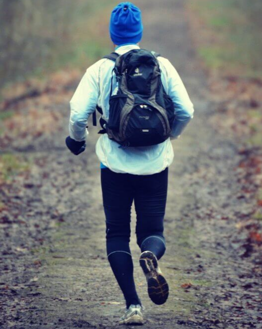 가방을-메고-숲속을-달리는-남자