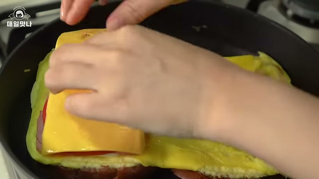 체다치즈를 올리는 장면