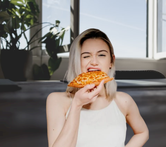 야식으로 피자먹는 여성
