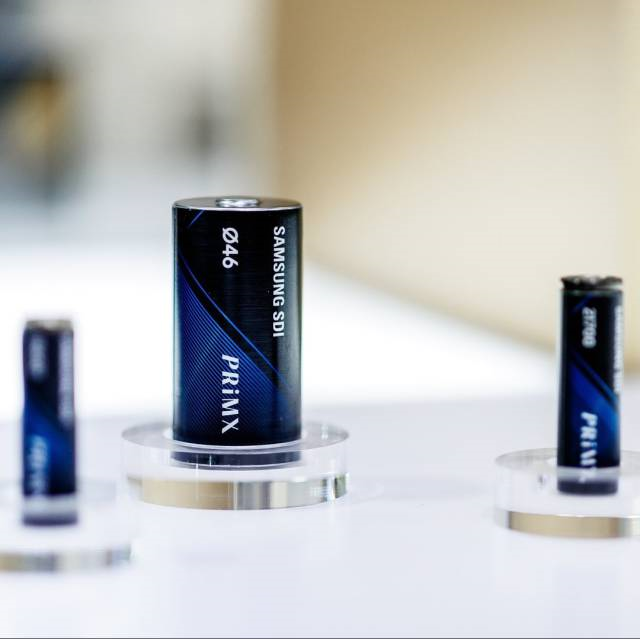 삼성SDI 46파이(지름 46㎜) 원통형 배터리(가운데). 오른쪽은 2170(지름 21㎜·높이 70㎜) 배터리.