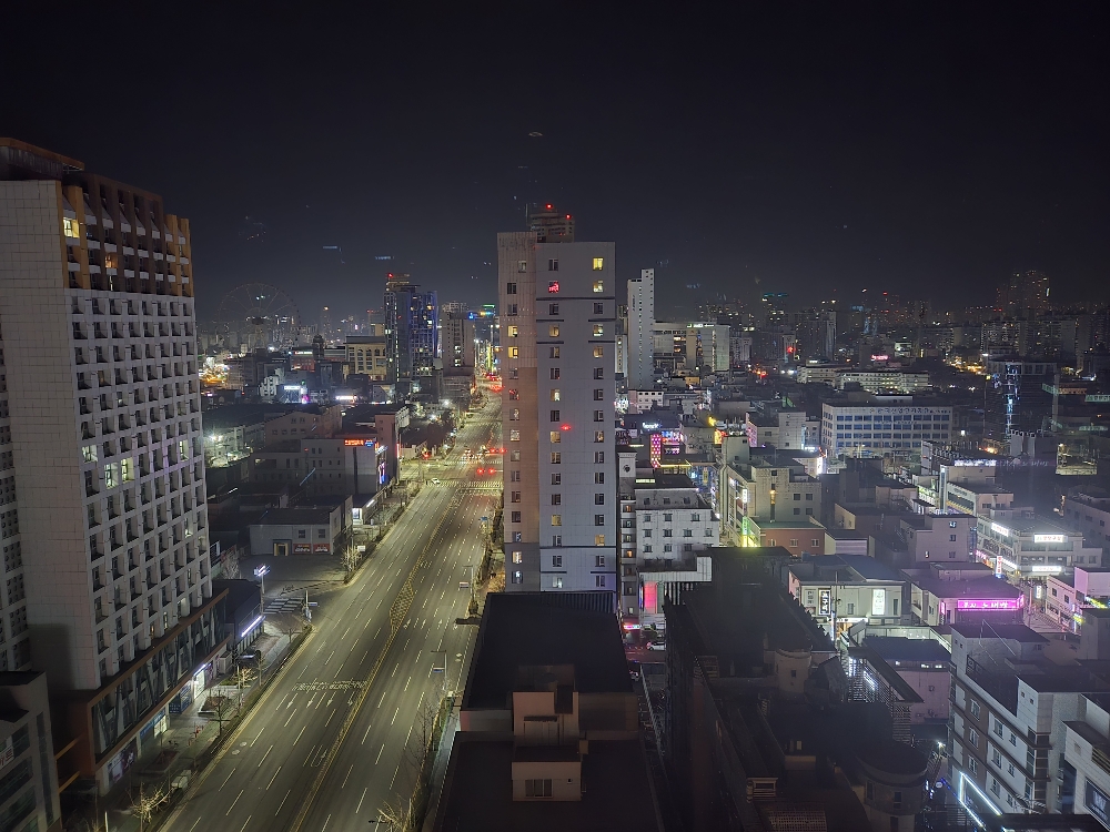 울산 스타즈호텔 객실 야경 – 창밖으로 보이는 울산 야경
