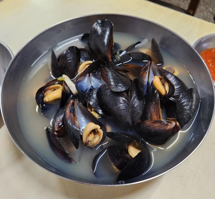 필동해물-서비스홍합탕