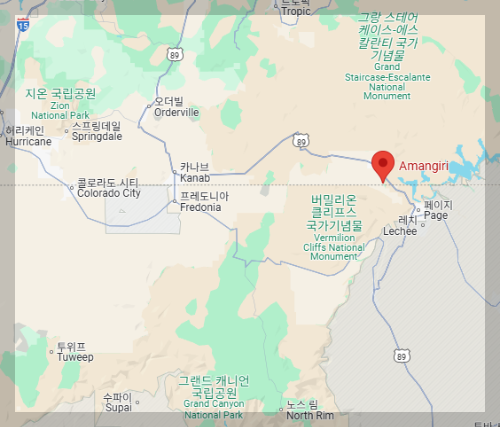 아만기리는 미국 유타 주 남부의 사막 지대에 위치해 있습니다. 주변에 유명한 관광 명소로는 그랜드 캐니언 (Grand Canyon), 브라이스 캐니언 (Bryce Canyon), 자이언 국립공원 (Zion National Park) 등이 있으며, 빛의 각도와 날씨에 따라 시시각각 달라지는 붉은 사암 지형이 인상적입니다.