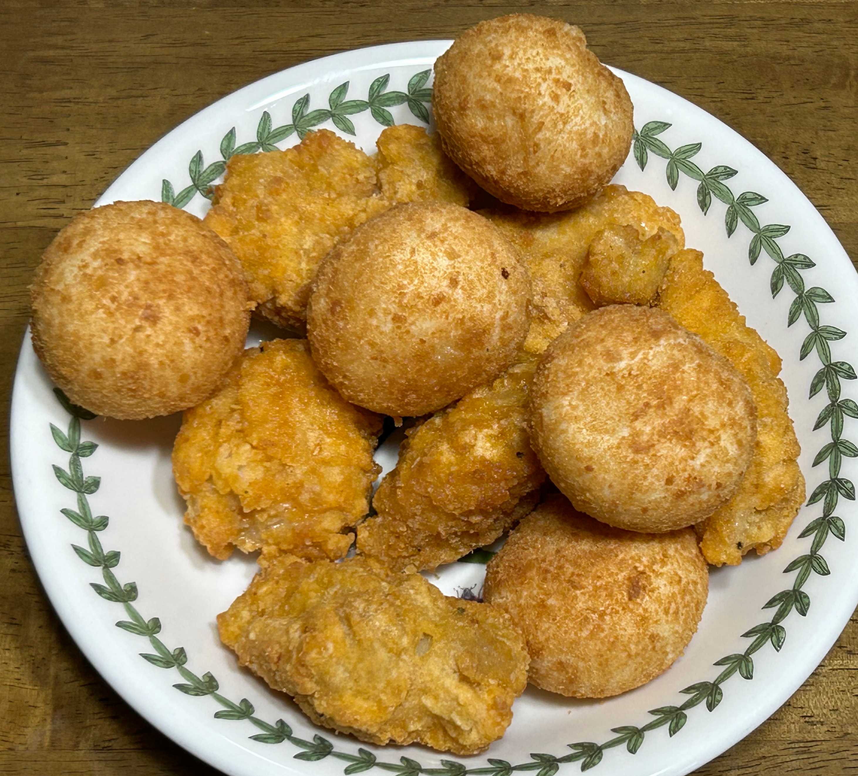 그릇에 담은 치킨과 치즈볼