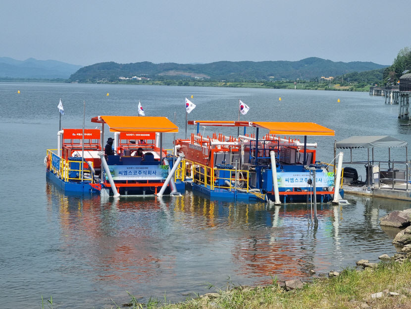 낙동강 강정고령보에 설치된 녹조제거선, 녹조가 많은 지역을 다니며 녹조를 분리하여 폐기물처리하고 깨끗한 물은 다시 하천으로 유입시킨다