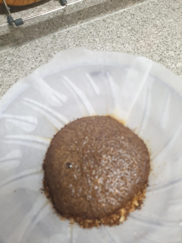 뜸 들이기 후 부풀어 오른 커피 파우더. 오른쪽 하단부에 물이 젖지 않은 곳이 보인다.
