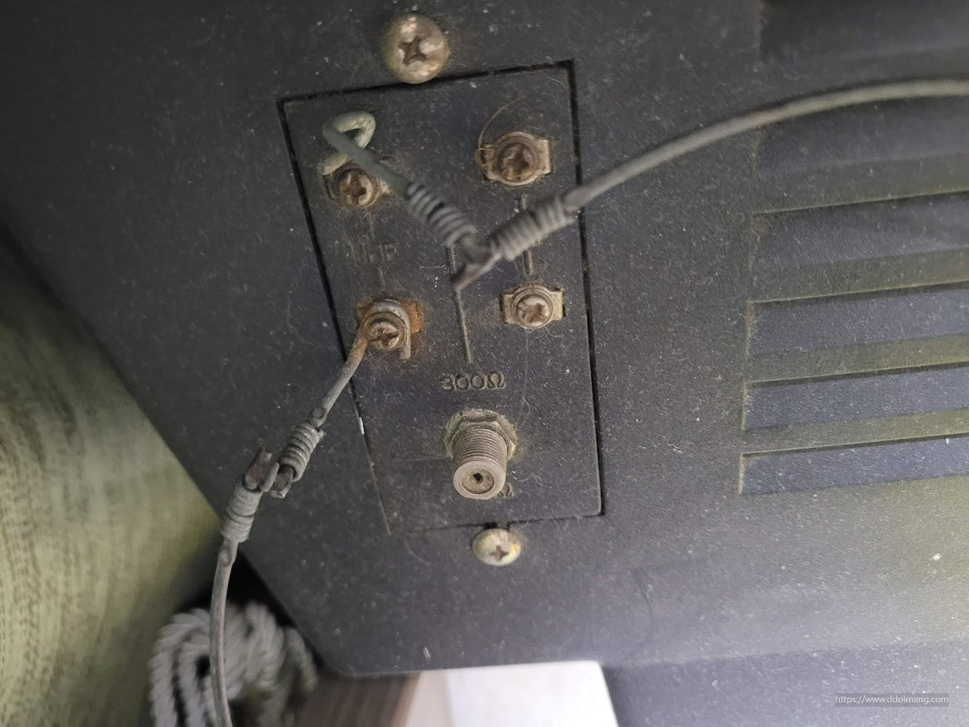 CNR-4385의 외부 입력 단자가 없고 안테나(RF) 단자만 있는 뒷면