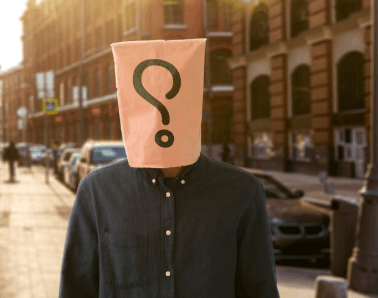 물음표가 그려진 종이봉투를 머리에 뒤집어쓴 사람 → “자아정체성 혼란과 정체성 탐색 시기의 청소년 심리를 상징적으로 표현한 이미지”