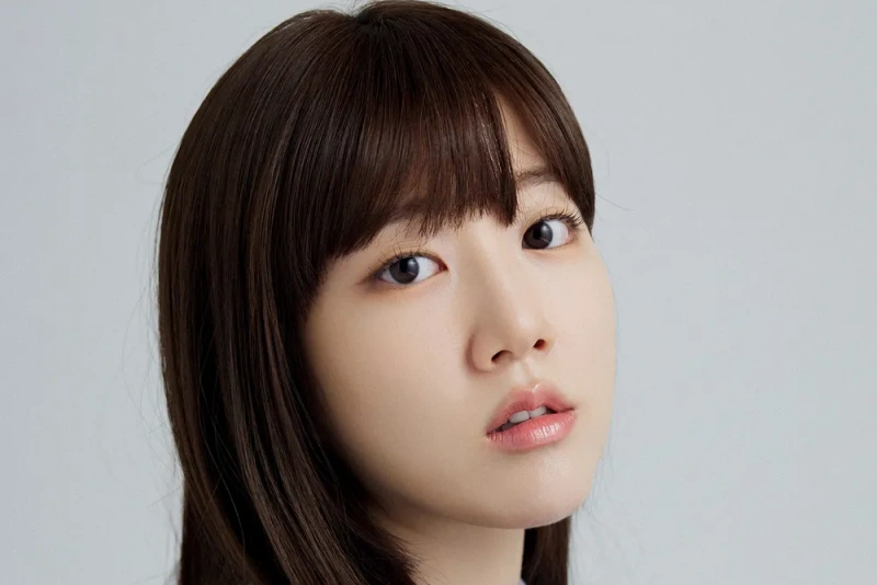 흰상의에 갈색 단발을 하고 있는 드라마 마이 데몬의 최정미