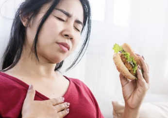 속쓰린 여자 사진