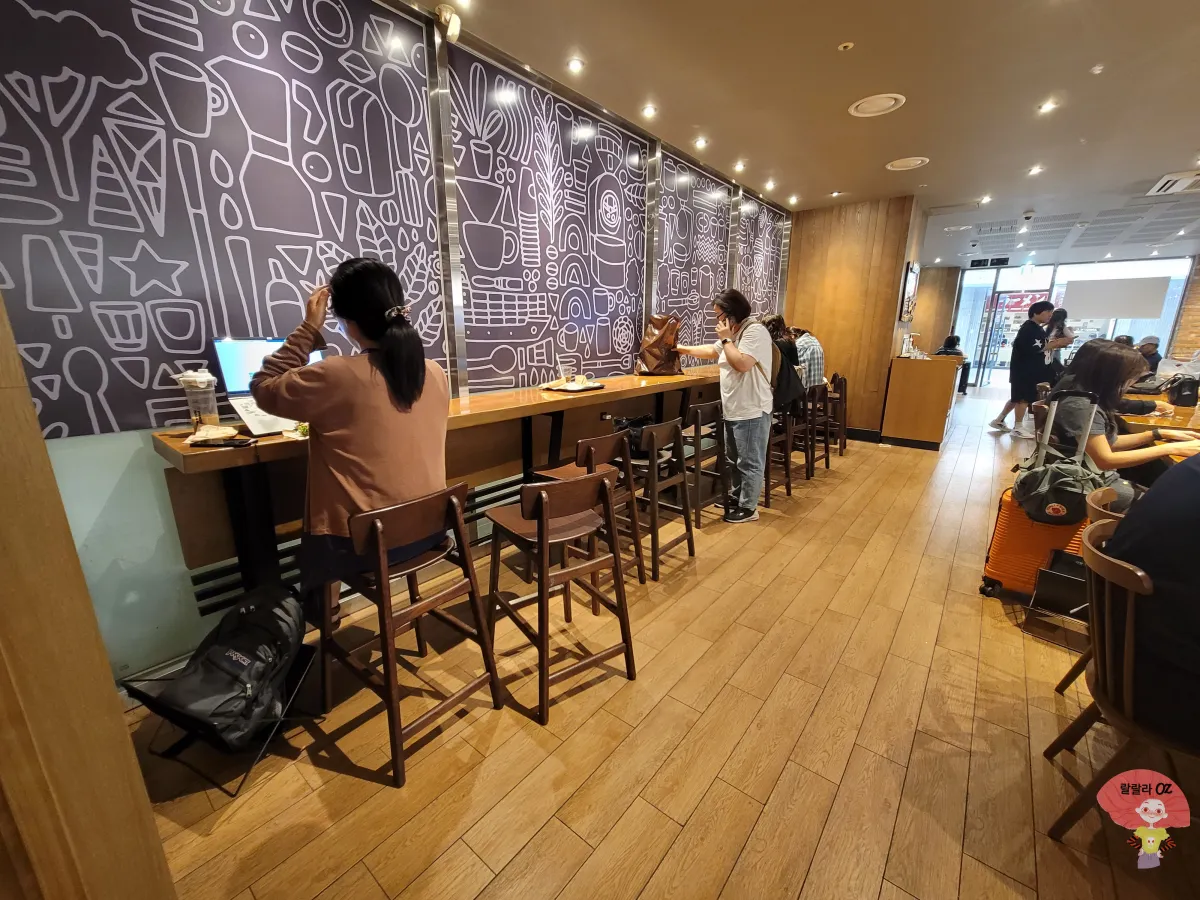 스타벅스-서울고속터미널점-자기일에-열중하는-사람들