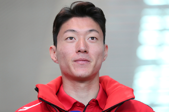 '사생활 동영상' 논란에 휩싸인 국가대표 축구선수 황의조가 지난 올해 2월 6일 6년 만에 K리그로 복귀하기 앞서 인천국제공항 제2여객터미널 출국장 앞에서 기자 질문에 답하고 있다. [사진=뉴시스]