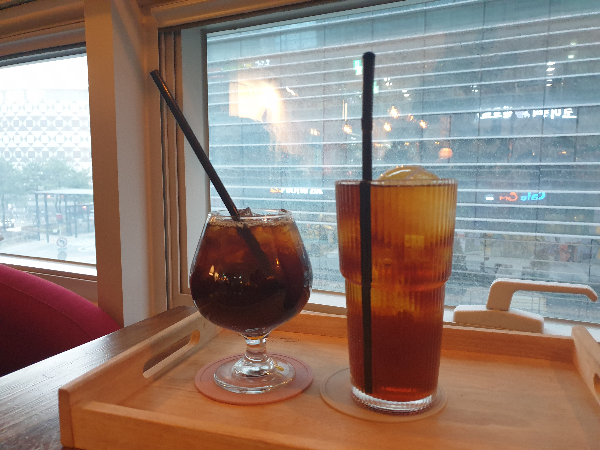 주문한 문가리아와 럼 2 커피. 창가에 얼음이 담긴 유리컵이 놓여있다.
