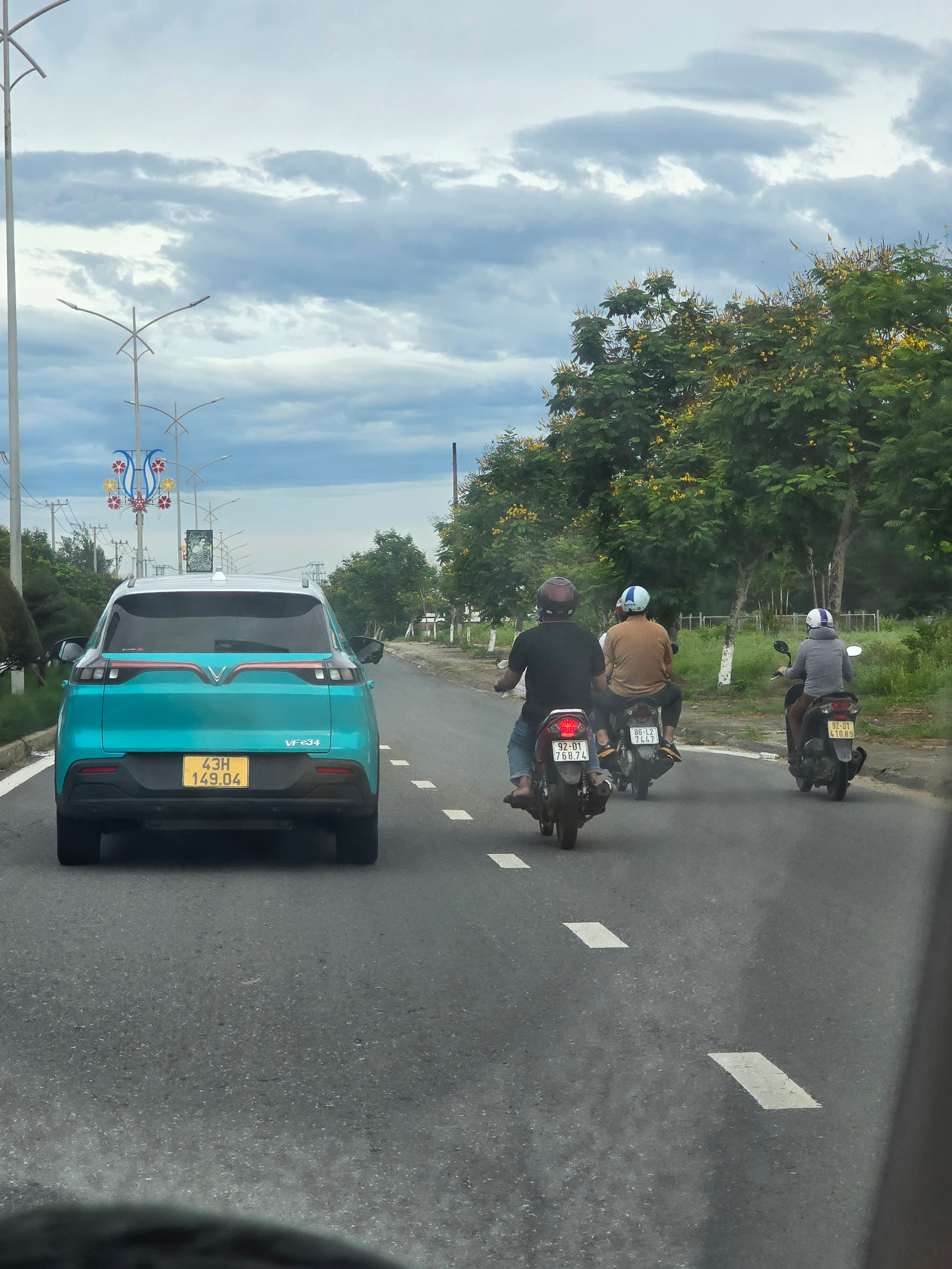 다낭의 아침 해변과 출근 준비 풍경