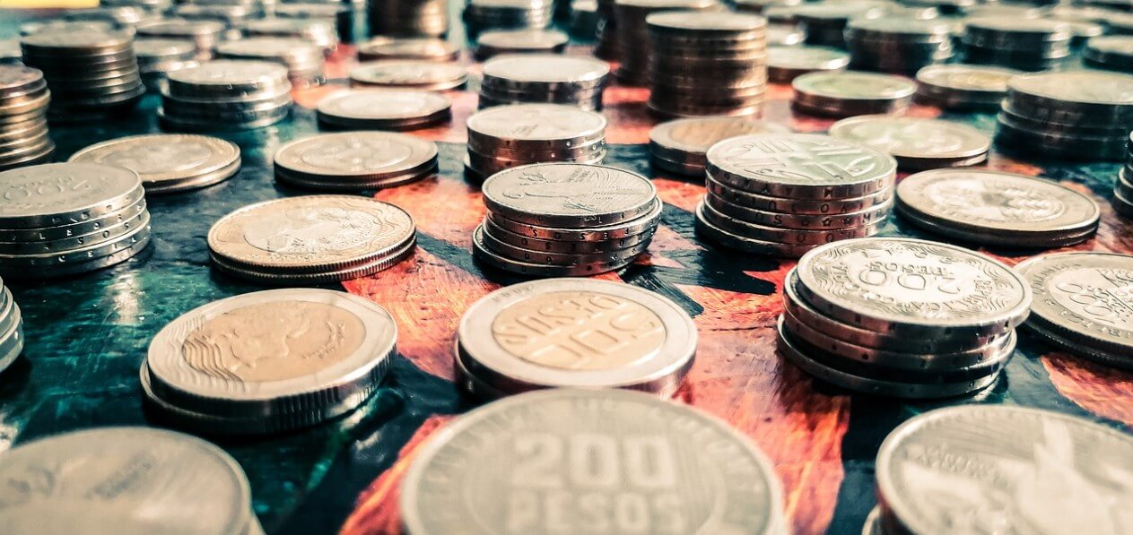 많은 동전들을 행과 열로 잘 나열해놓은 모습