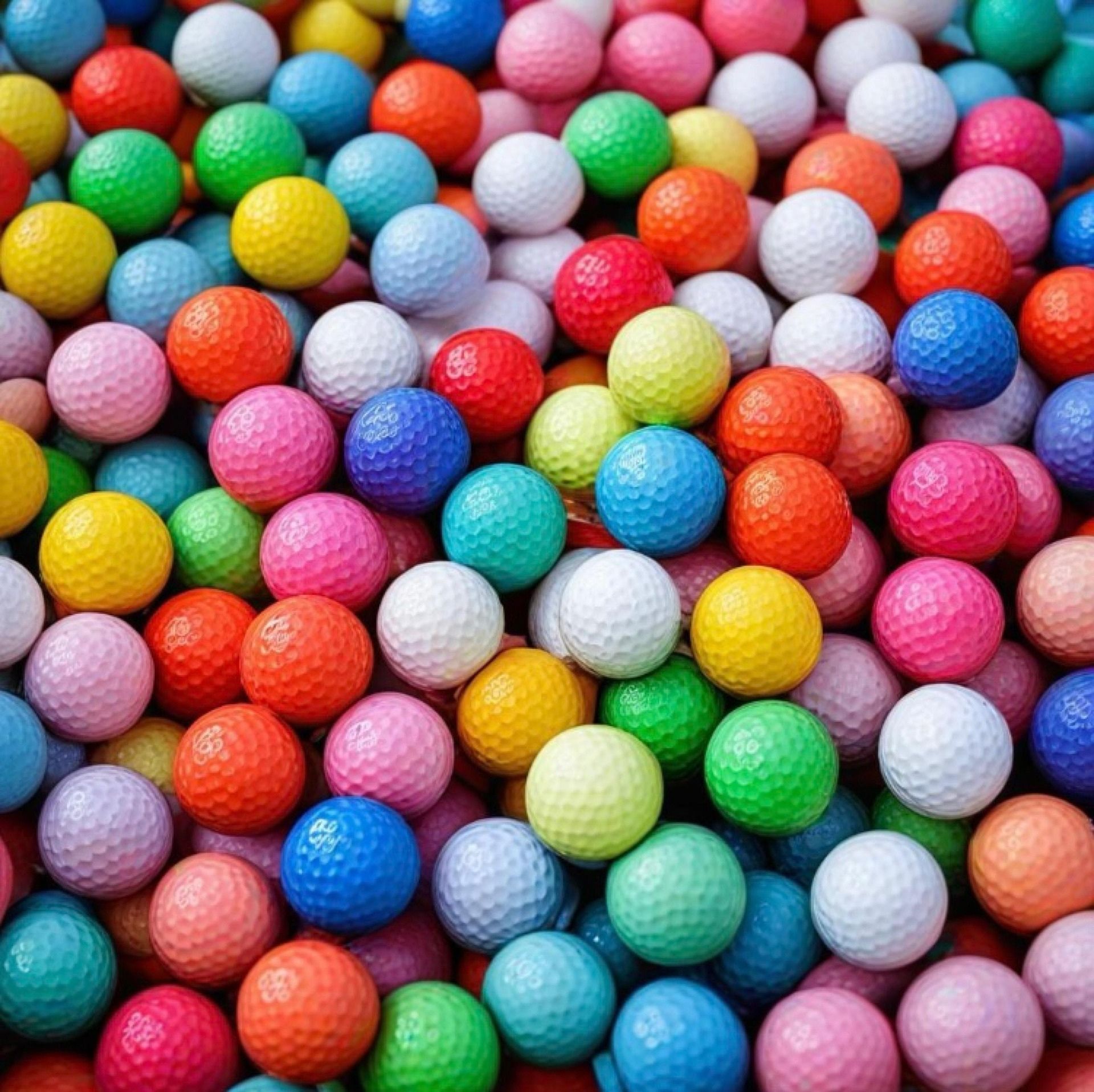 여러 색깔의 골프공 사진