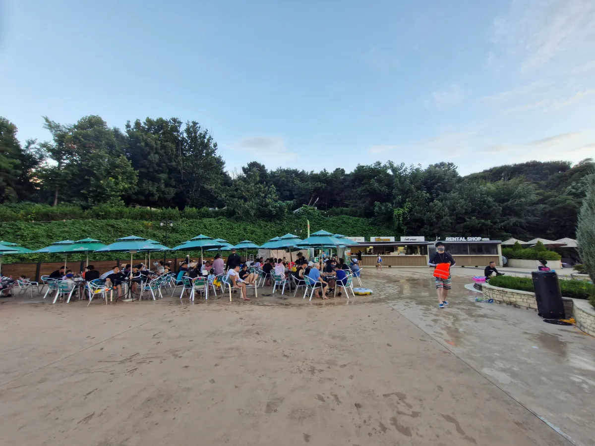 2층-야외수영장-스낵바-테이블-의자