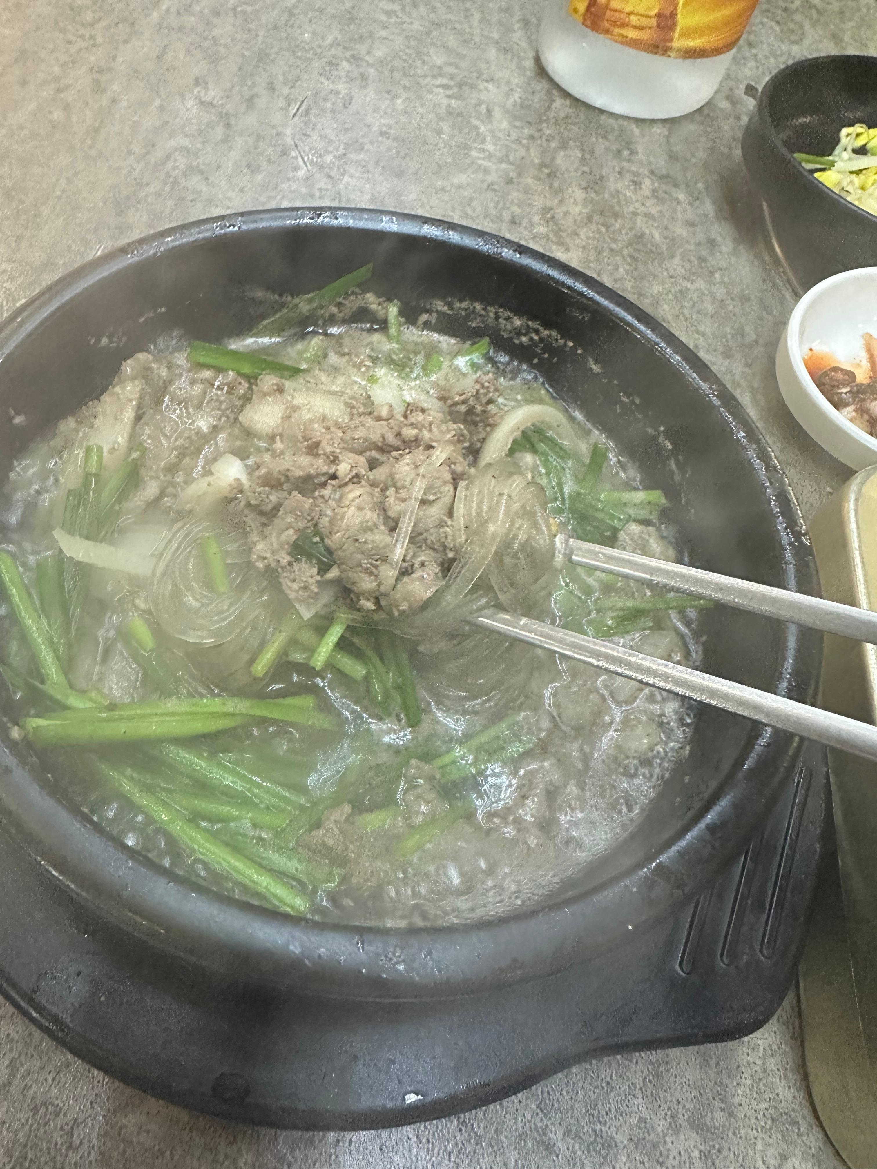 뚝닭 or 뚝불 뭐먹지?(서울 용산 삼각지 맛집 솔뫼, 점심 한식 밥집 맛집, 뚝배기 닭볶음탕, 뚝배기 불고기, 반찬 푸짐, 떡볶이 반찬, 도시락밥, 계란후라이 서비스, 저녁엔 전집, 완전 추천, 닭도리탕)