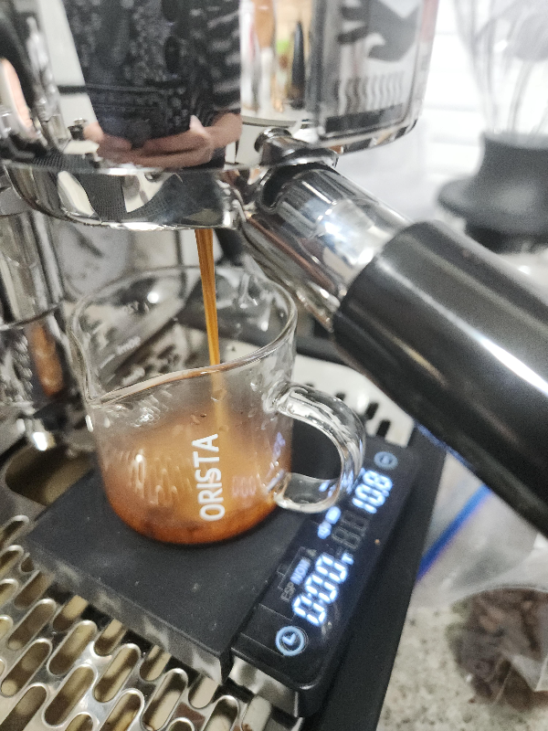 에스프레소 추출중. 크레마가 많이 올라온다.