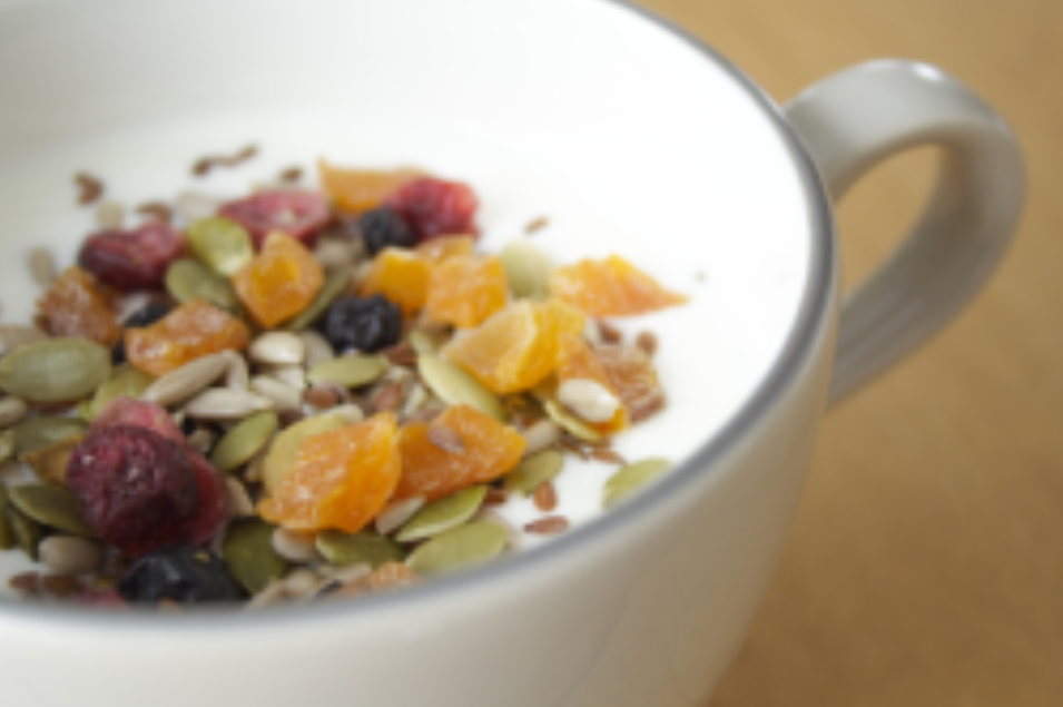 요거트와 말린과일을 함께먹는다