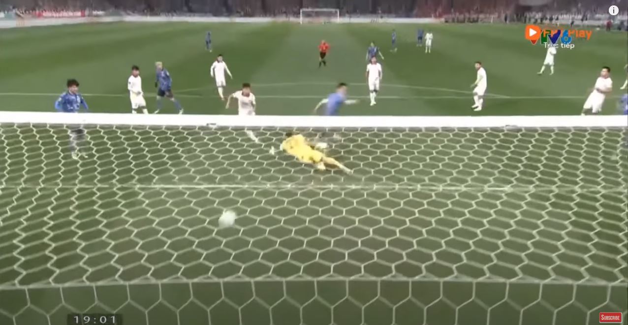 골이 베트남 골문으로 들어가는 장면